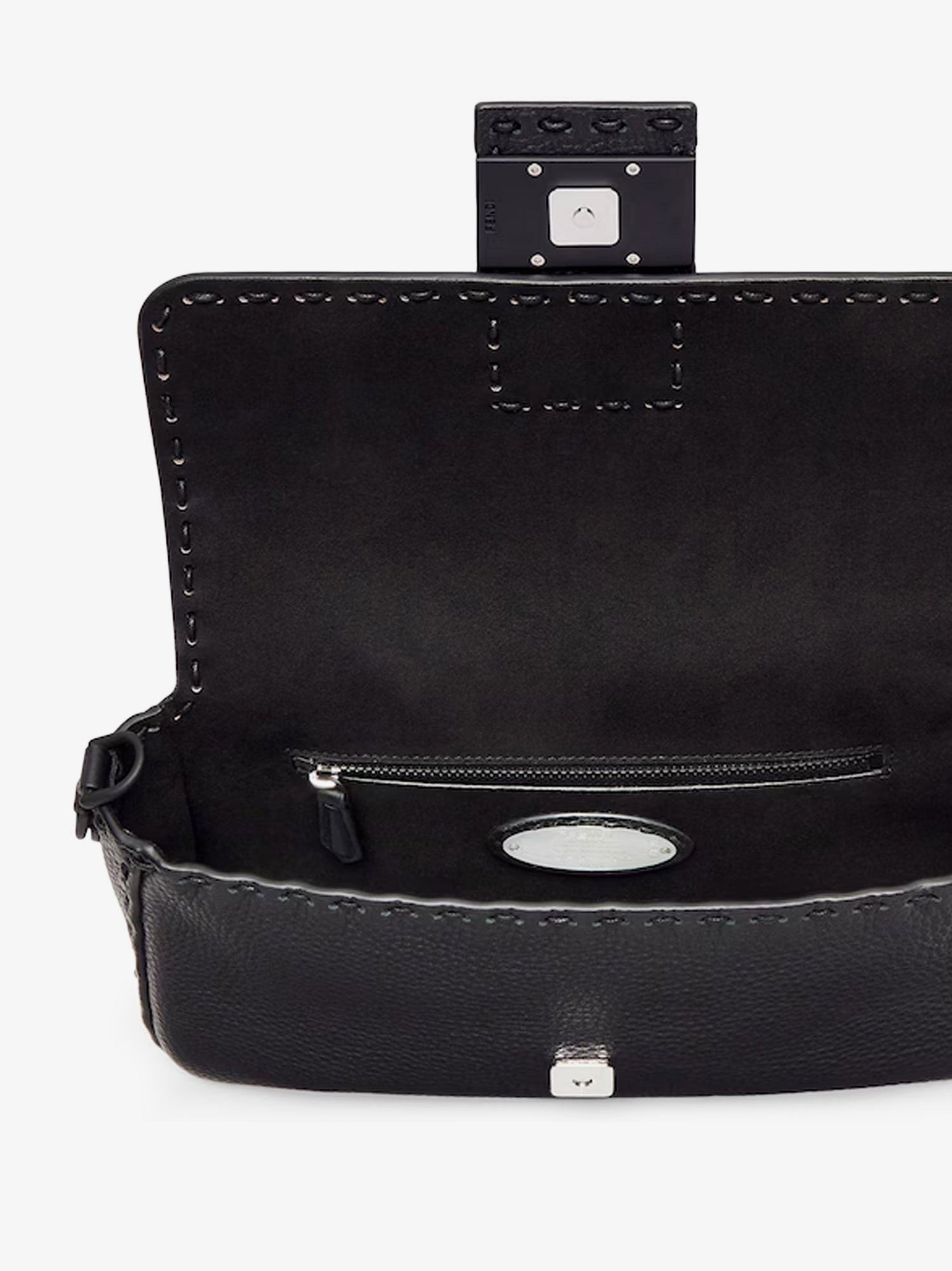 Baguette leather shoulder bag with Selleria stitchings - Image 5