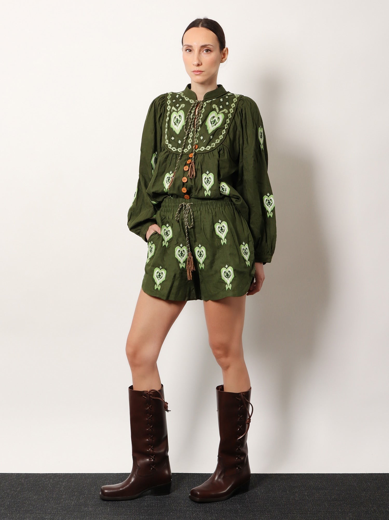 Green heart tapestry embroidered lenzing™ ecovero™ euroflax™ shorts - Image 2