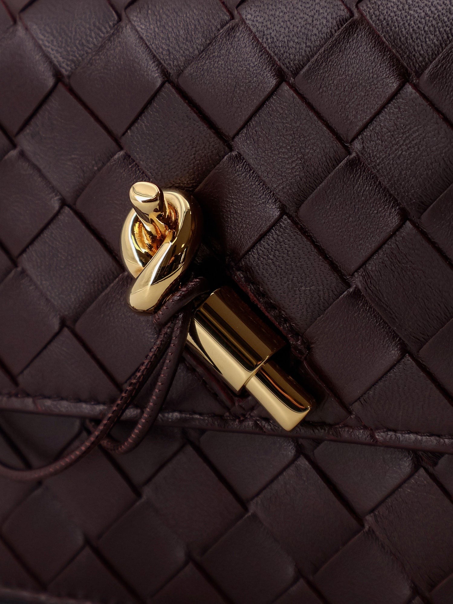 Leather crossbody bag with Intrecciato motif - Image 5