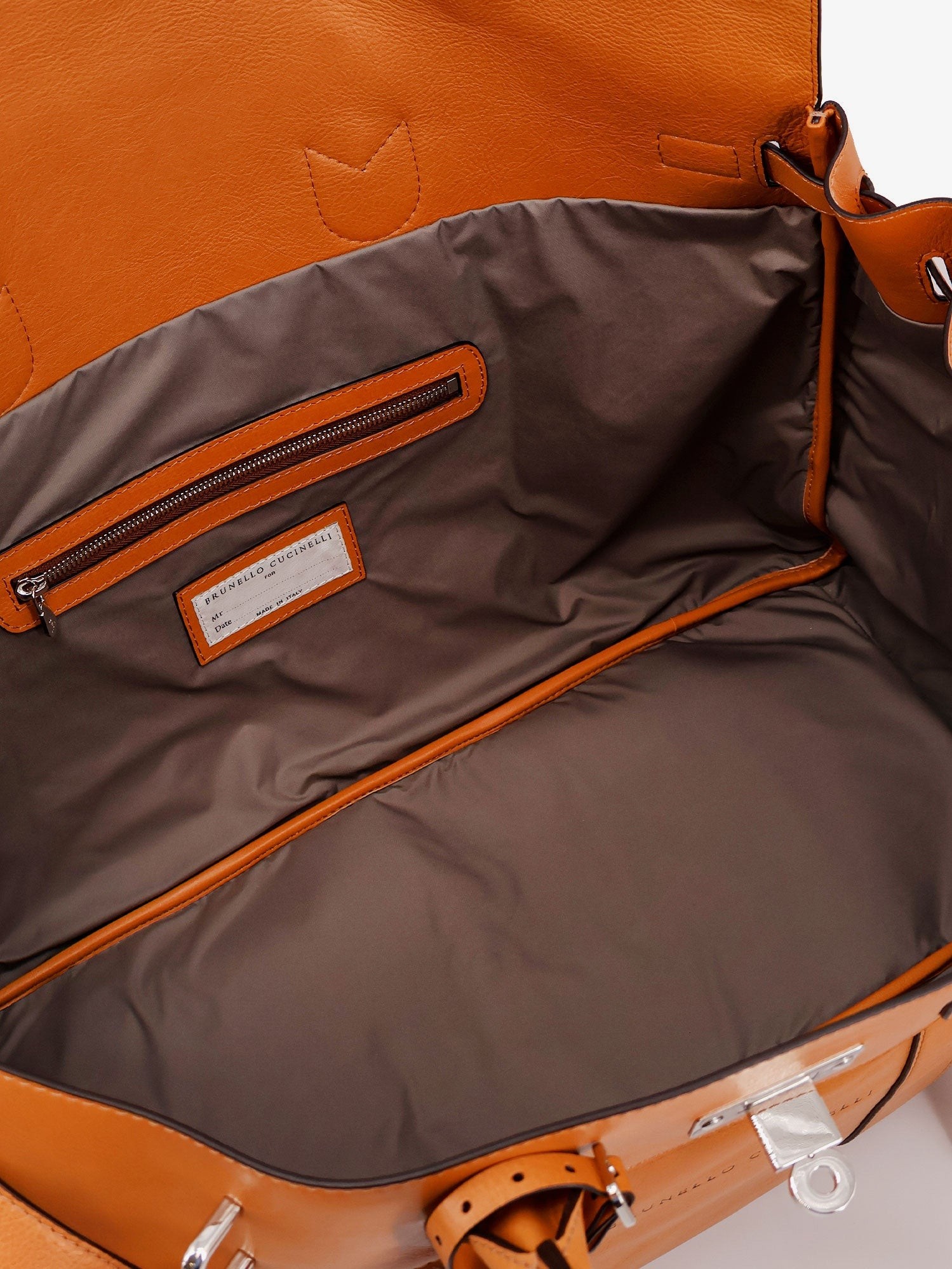 Leather travel bag with engraved logo on the front - Image 4