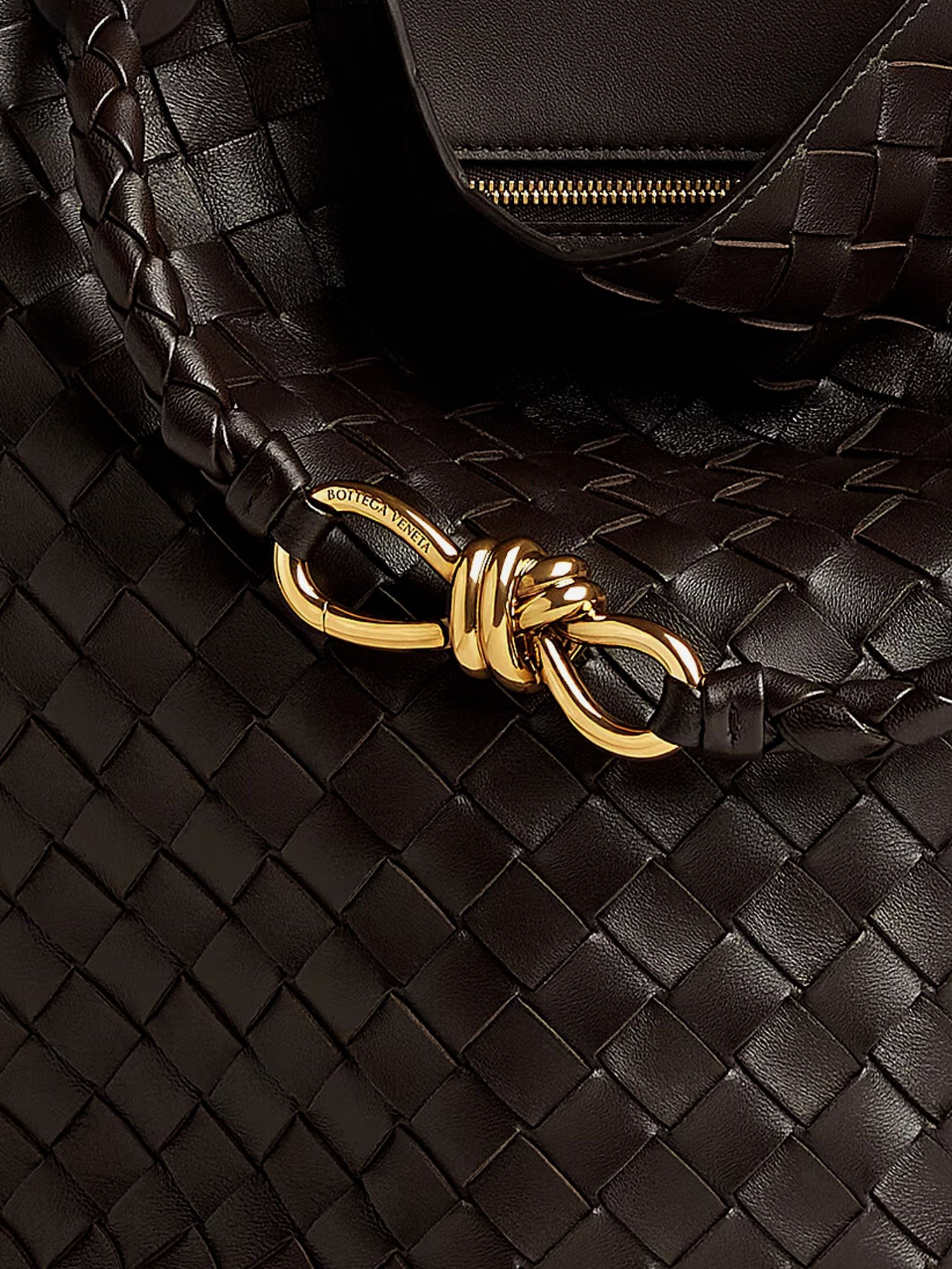 Andiamo Bucket leather crossbody bag with Intrecciato Pattern - Image 4
