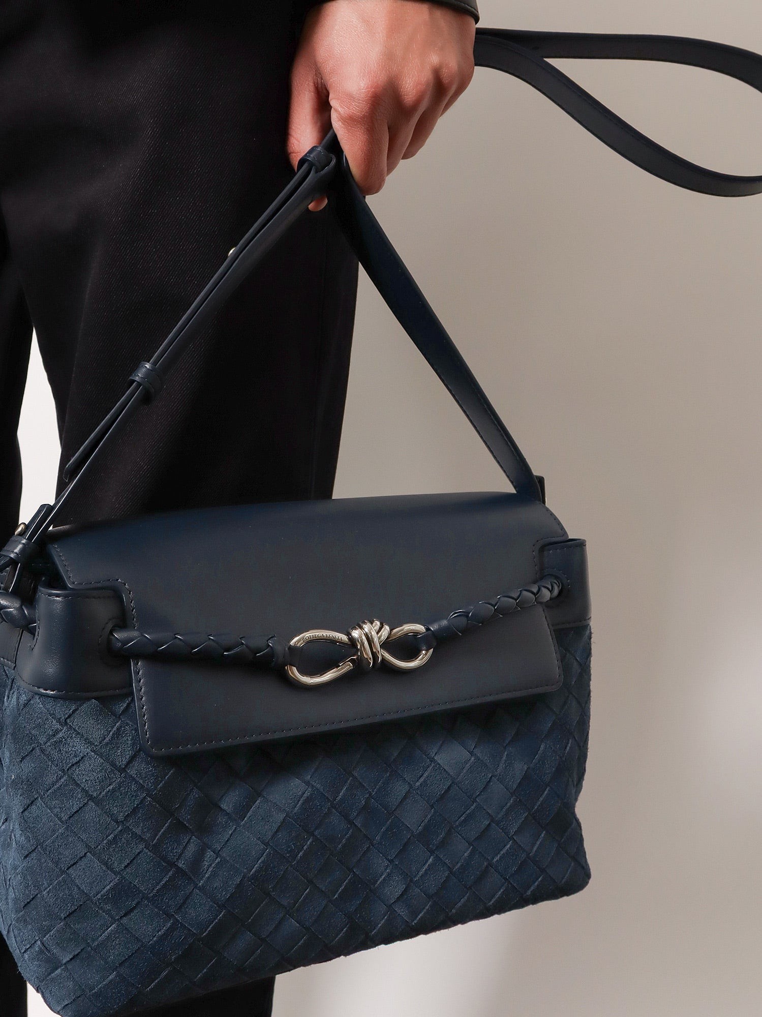 Andiamo Messenger suede crossbody bag with Intrecciato motif - Image 2