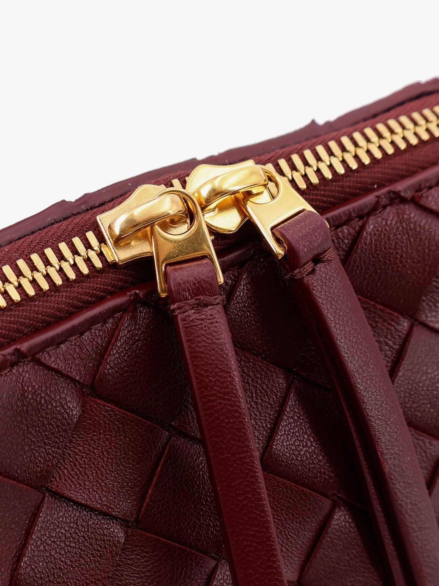 Concert Pouch leather shoulder bag with Intrecciato motif - Image 5
