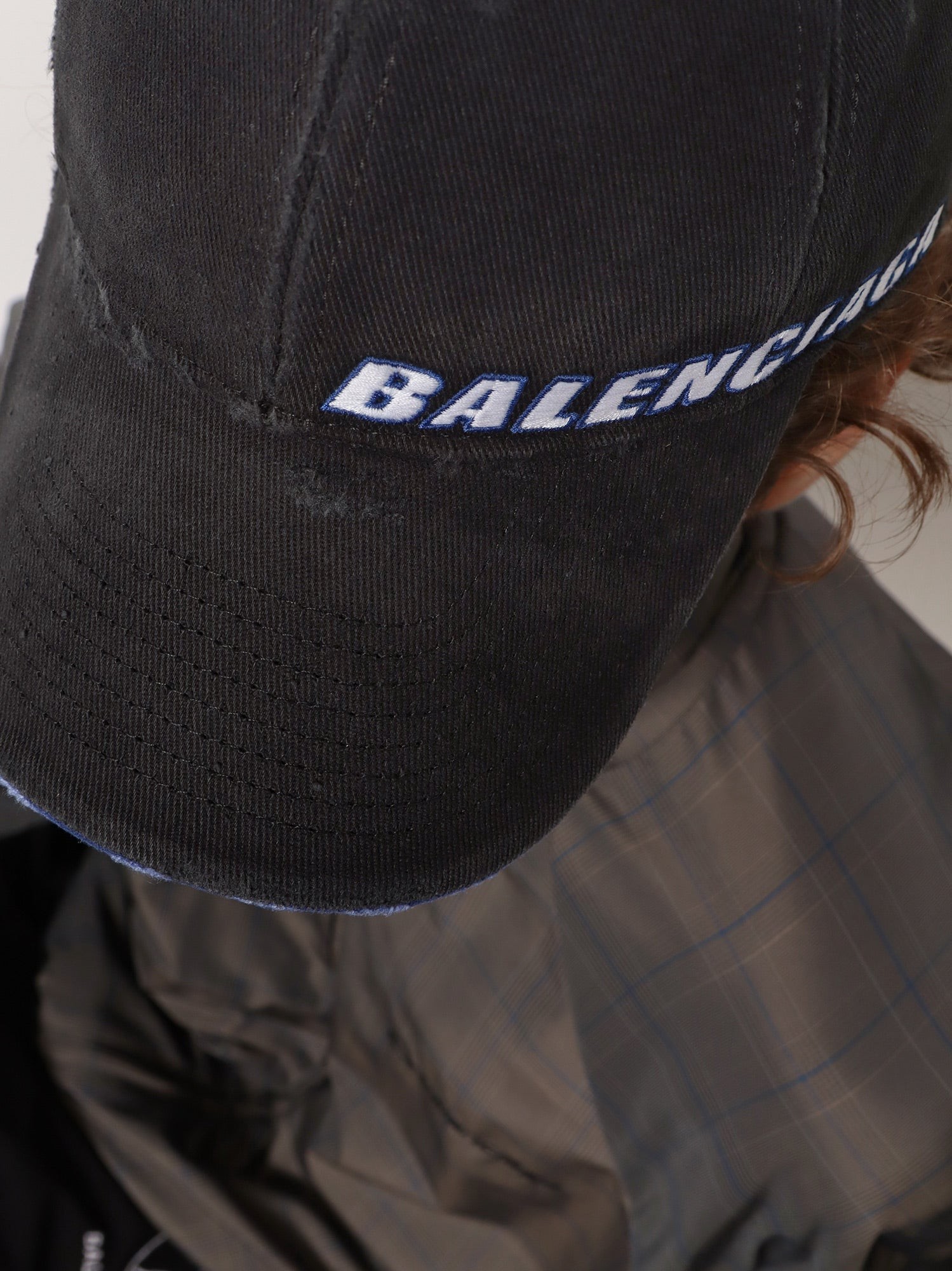 Cotton baseball hat with distressed effect - Image 2