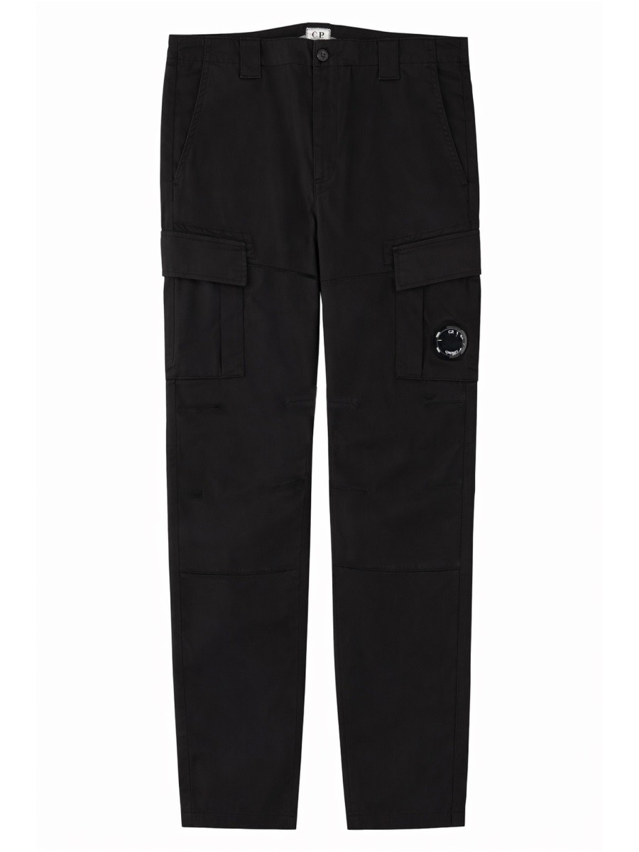 PANTALONE CARGO CON PATCH LOGO