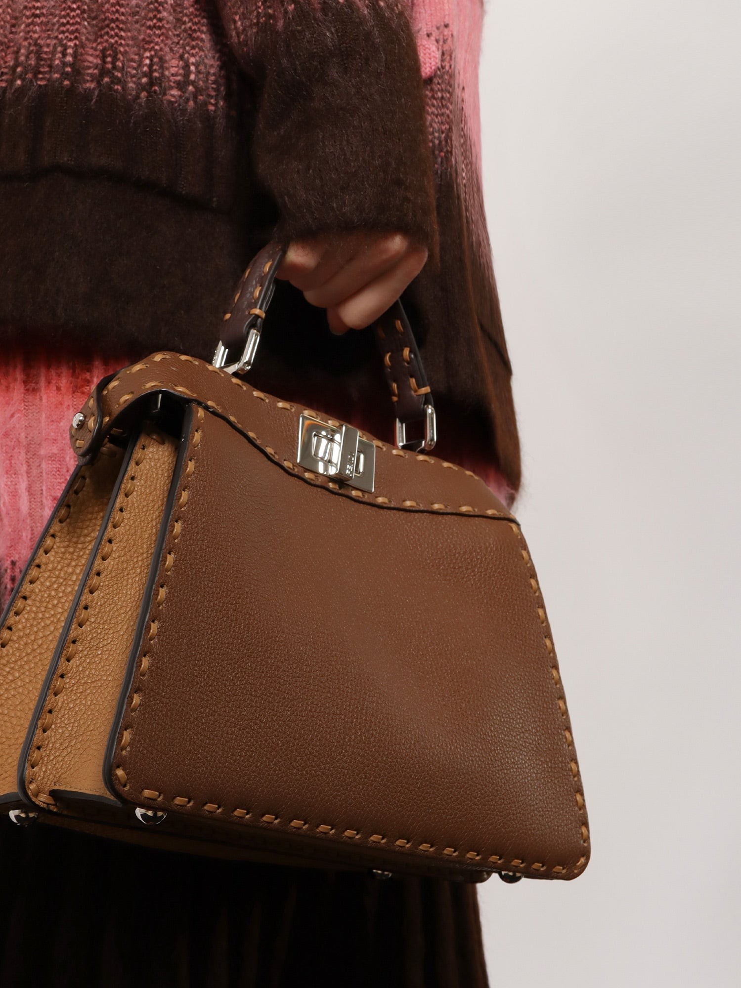 Peekaboo IseeU Small leather shoulder bag with Selleria macro stitching - Image 2