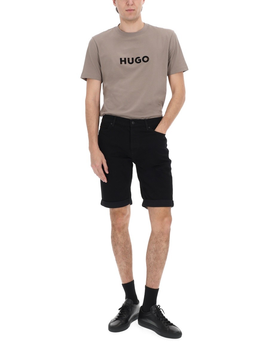 SHORTS CON PATCH LOGO