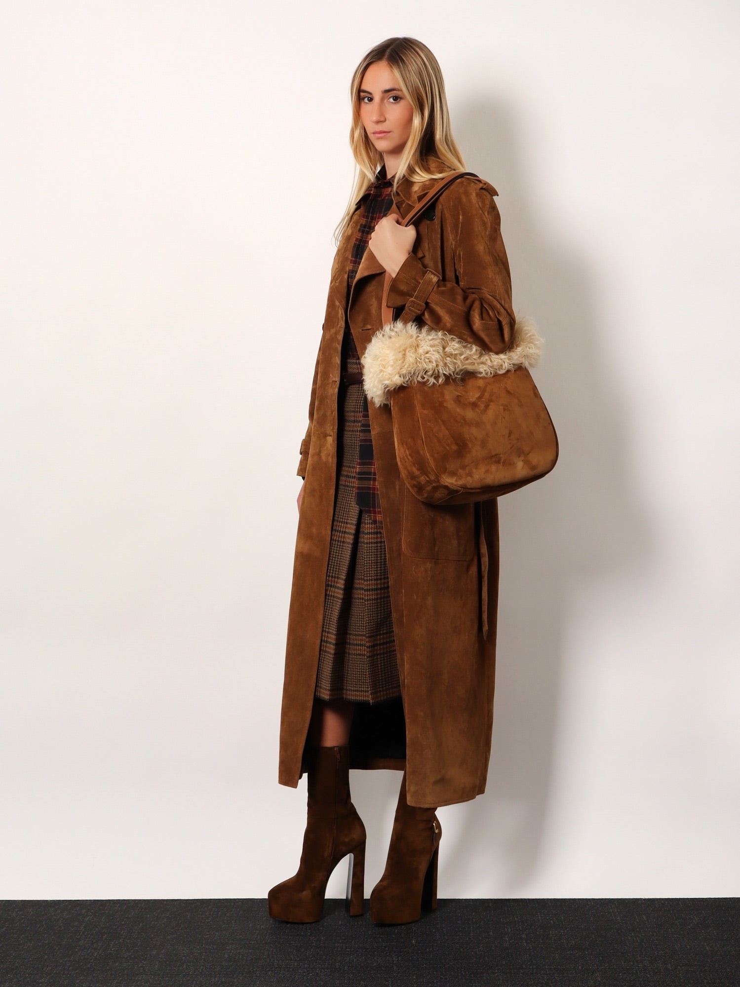 Suede shoulder bag with shearling profile - Image 2